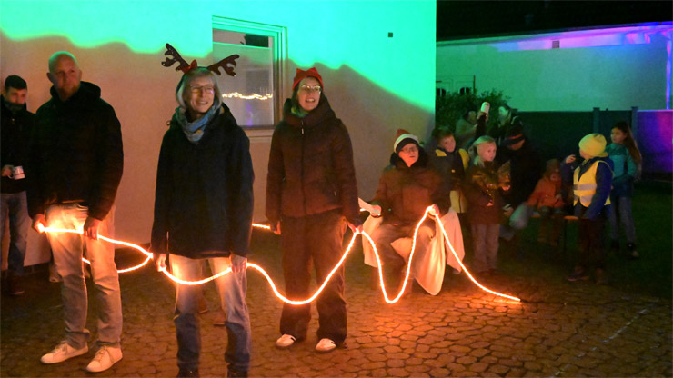 Lebendiger Adventskalender 2025
     in Scharmbeckstotel